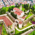 Castello di Brescia aus der Luft Luftbild der Festungsanlage des Castello di Brescia mit Bastionen und Grünflächen