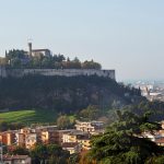 Castello di Brescia über den Dächern Das Castello di Brescia auf dem Hügel über den Dächern der Stadt