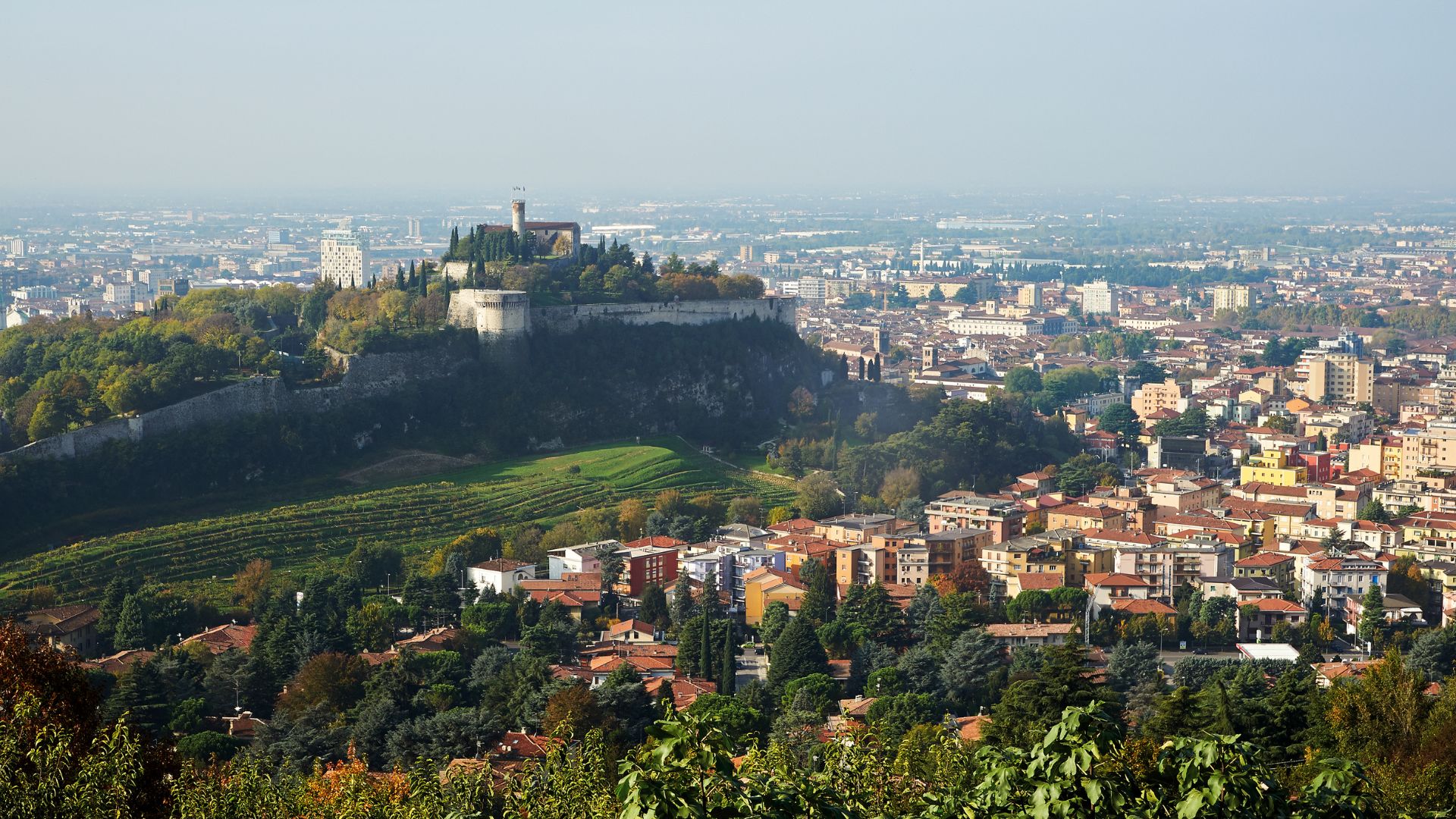 Colle Cidneo mit Castello di Brescia Der bewaldete Colle Cidneo mit dem Castello di Brescia über der Stadt