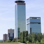 Moderne Hochhäuser in Brescia Moderne Hochhäuser hinter einer Parkwiese in Brescia