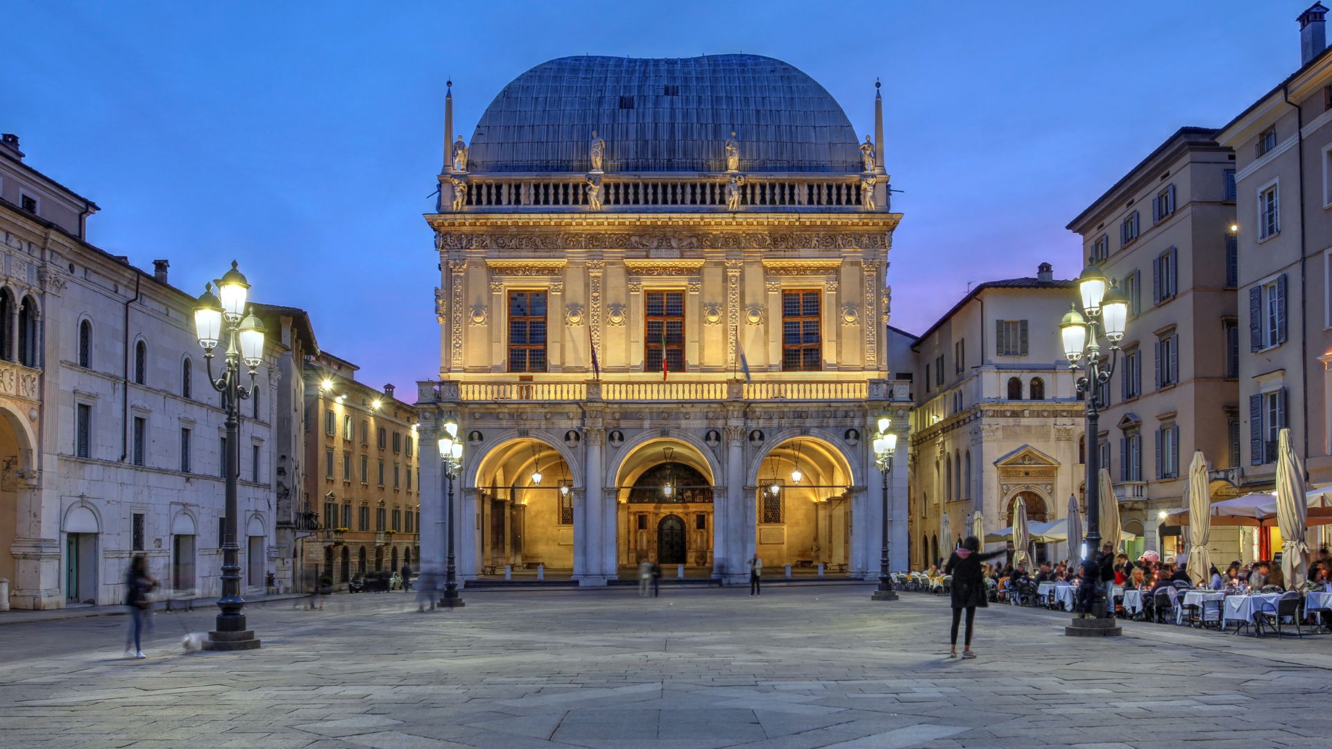 Palazzo della Loggia in der Dämmerung Der Palazzo della Loggia in Brescia in der Abenddämmerung