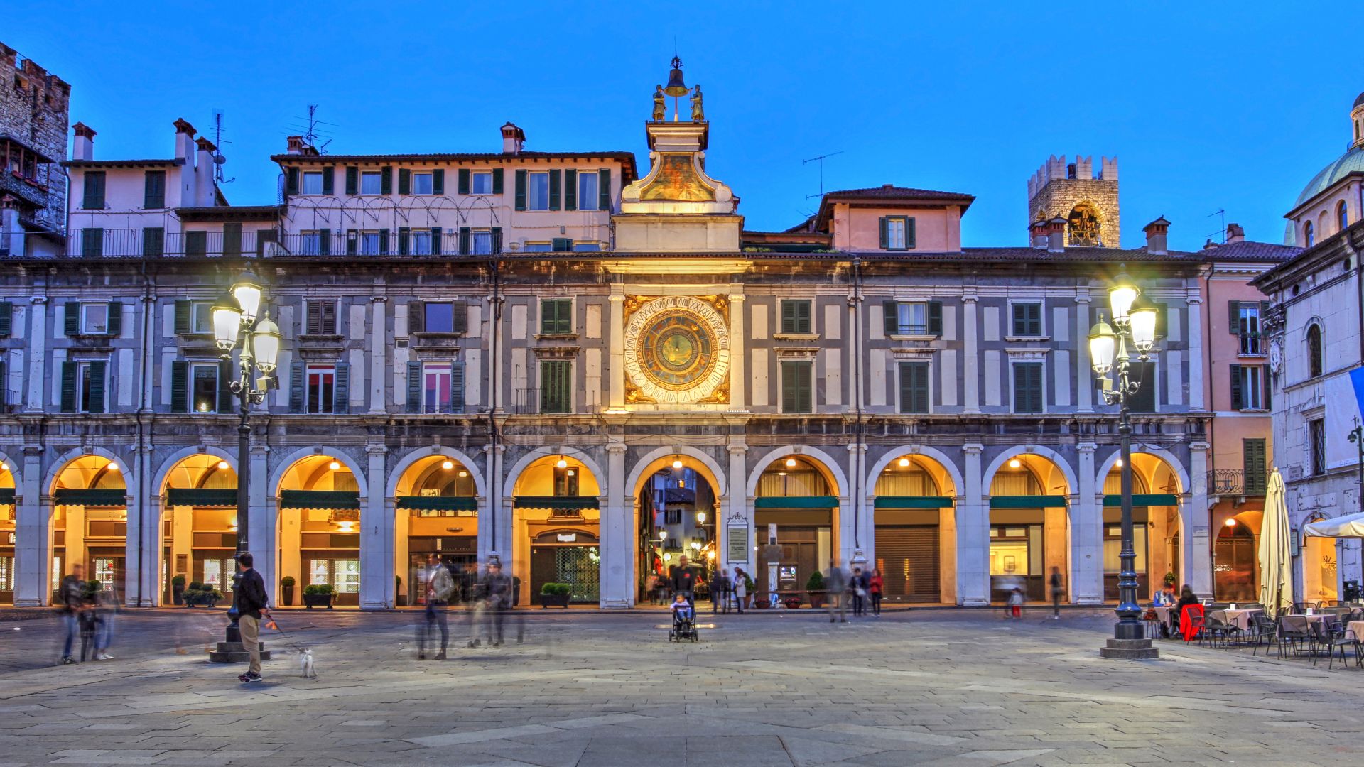 Piazza della Loggia mit Torre dell Orologio Die Piazza della Loggia in Brescia mit dem Torre dell'Orologio am Abend