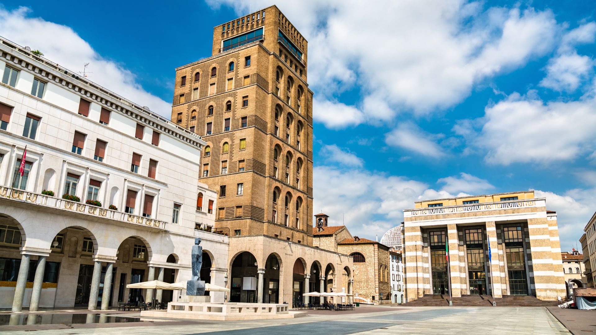 Piazza della Vittoria in Brescia Die Piazza della Vittoria in Brescia mit dem Hochhaus Torrione