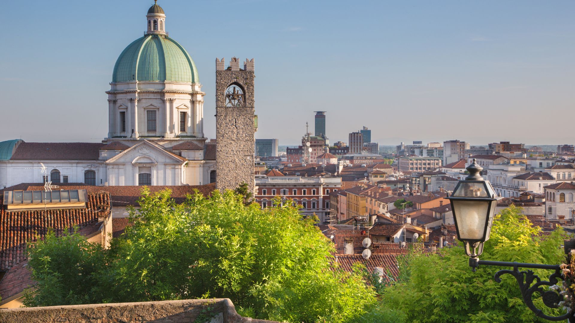 Stadtblick Brescia mit Duomo Nuovo Blick von einer Anhöhe über Brescia mit der Kuppel des Duomo Nuovo