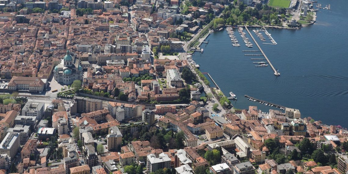 Luftbild von Como mit Dom, Altstadt, Hafenbecken und Yachthafen am Comer See