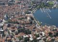 Luftbild von Como mit Dom, Altstadt, Hafenbecken und Yachthafen am Comer See