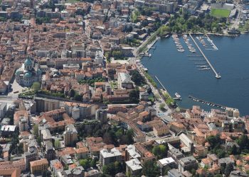 Luftbild von Como mit Dom, Altstadt, Hafenbecken und Yachthafen am Comer See