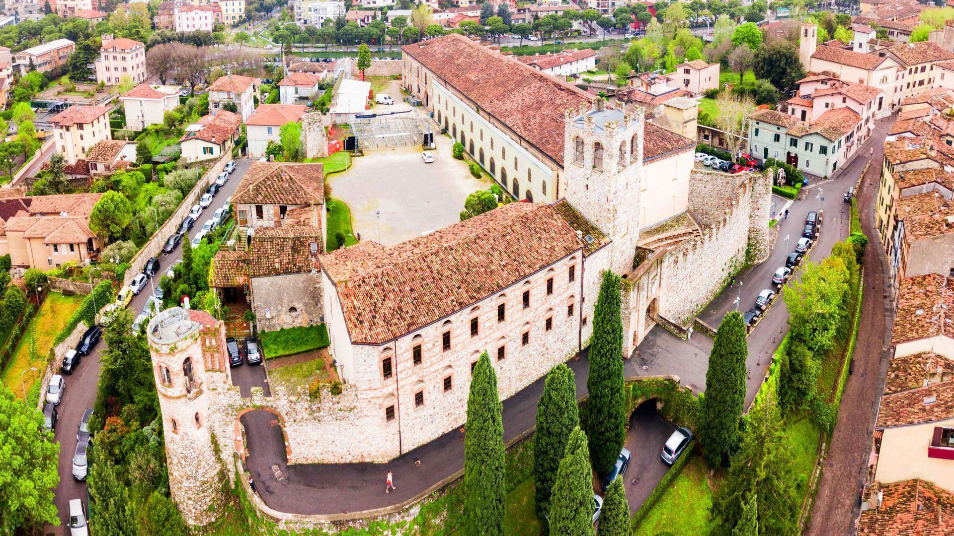 Das Castello von Desenzano del Garda mit Ringmauer und Innenhof aus der Luft