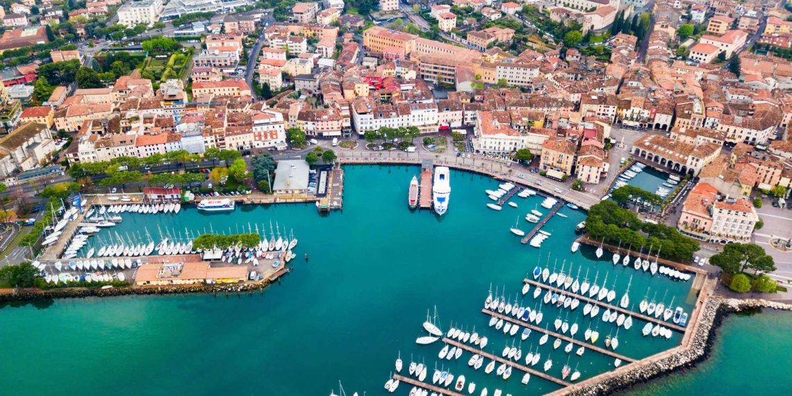Luftbild des Yachthafens von Desenzano del Garda mit Altstadt und Gardasee
