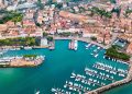 Luftbild des Yachthafens von Desenzano del Garda mit Altstadt und Gardasee