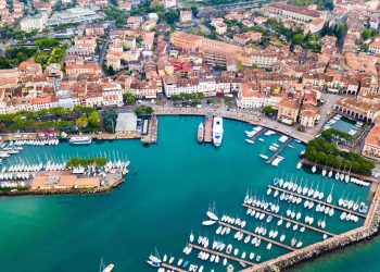 Luftbild des Yachthafens von Desenzano del Garda mit Altstadt und Gardasee
