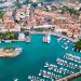 Luftbild des Yachthafens von Desenzano del Garda mit Altstadt und Gardasee