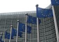 Des drapeaux bleus de l'UE flottent devant la façade vitrée du Berlaymont, siège de la Commission européenne à Bruxelles