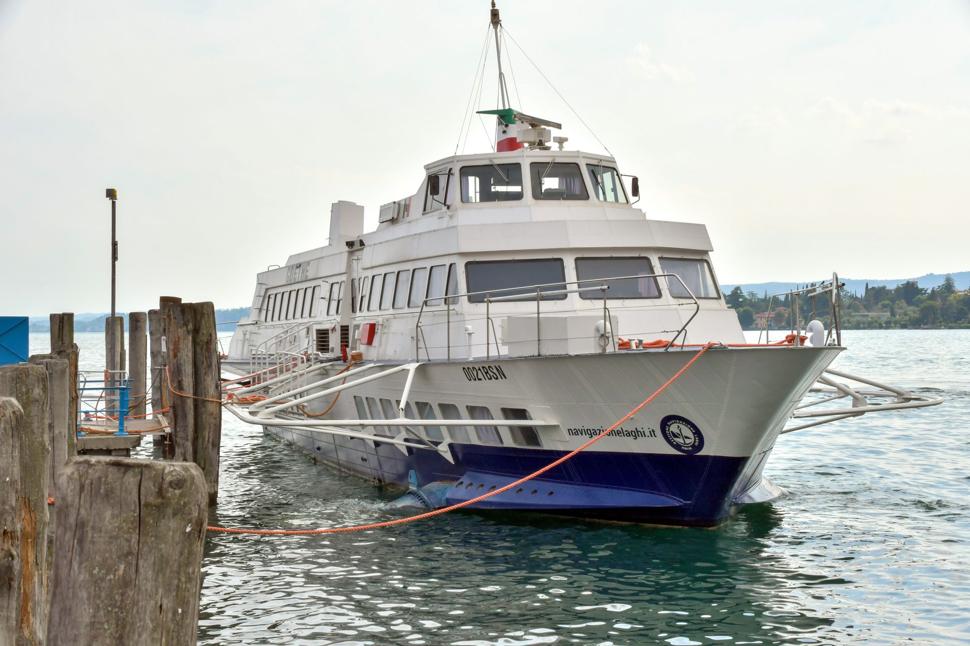 Linienschiff der Gardasee-Flotte liegt an einer Anlegestelle am Ufer