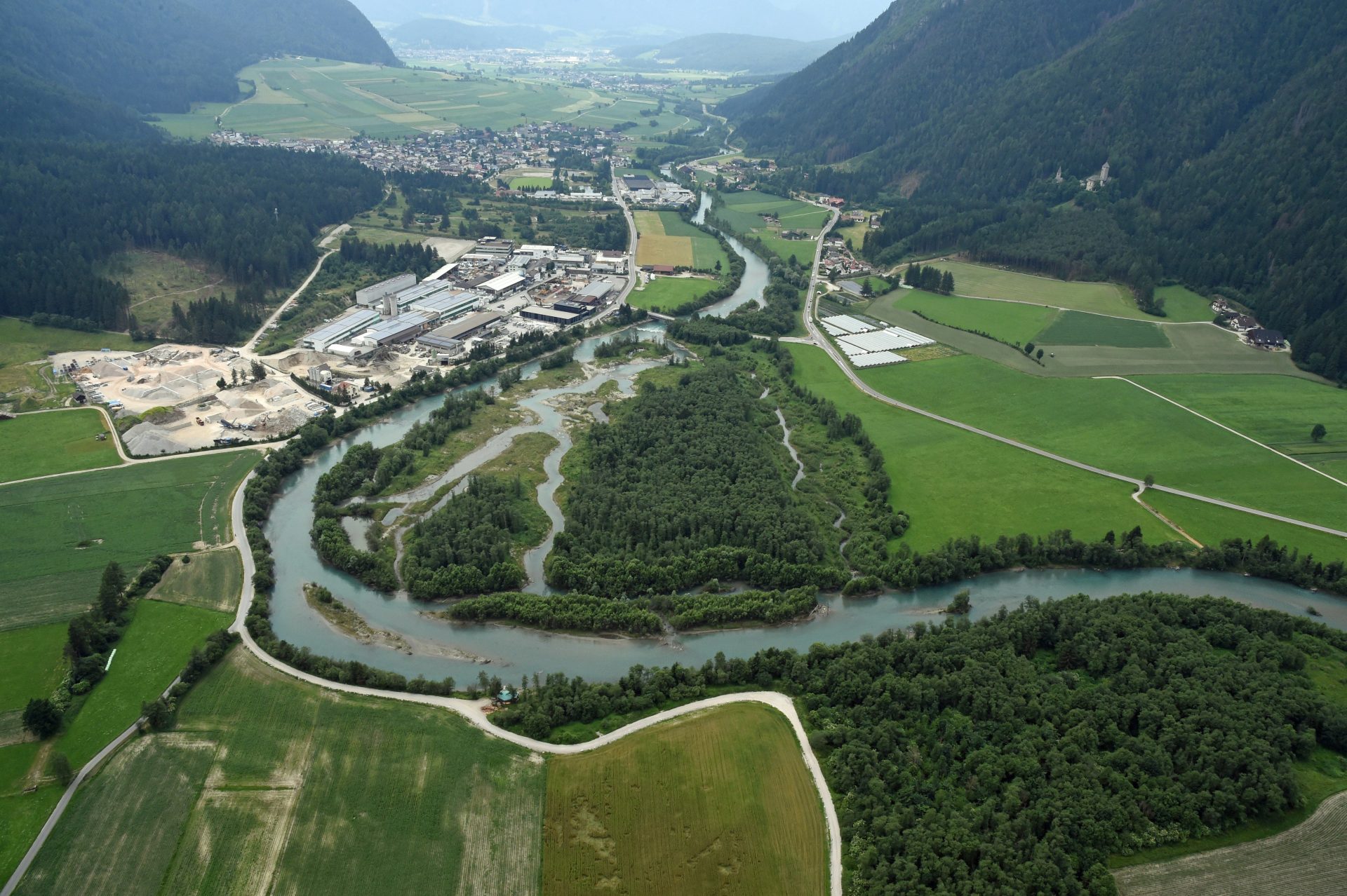 Luftaufnahme der revitalisierten Gatzaue an der Ahr, die mehr Raum für den Fluss und seine natürliche Entwicklung bietet.