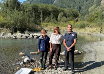 Biologin Renate Alber, Moderatorin Monica Caradonna und Nicola Marangoni bei Dreharbeiten an der Ahr für Linea Verde Italia.