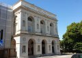 Klassizistische Fassade des Teatro Nuovo Gian Carlo Menotti in Spoleto mit drei Arkaden und Balkon