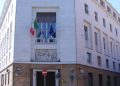 Historisches Gebäude des italienischen Gesundheitsministeriums am Lungotevere Ripa in Rom mit Landes- und EU-Flaggen