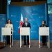 Landesrat Peter Brunner in der Mitte, flankiert von Marcella Morandini rechts und Johanna Niederkofler links, während einer Pressekonferenz im Palais Widmann in Bozen.