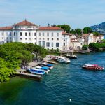 Luftbild der Isola Bella mit Booten und Gartenterrassen im Lago Maggiore