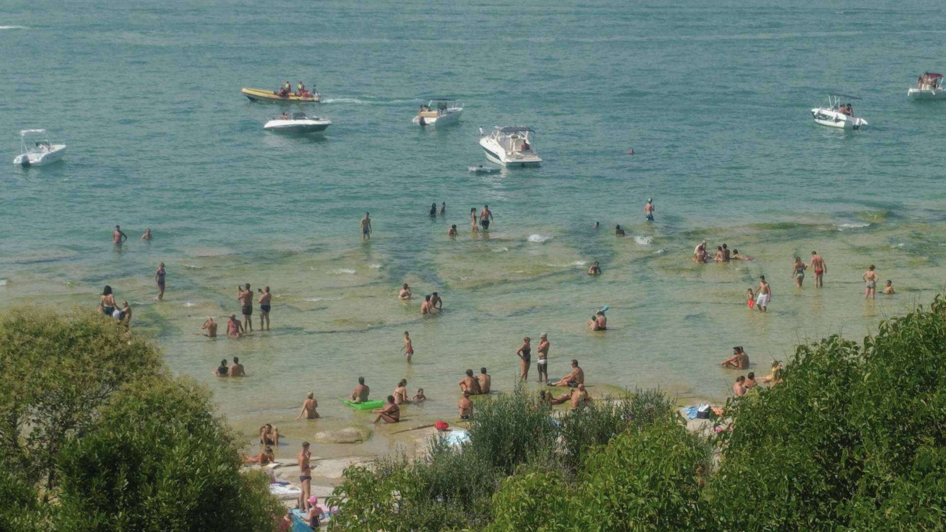 Jamaica Beach – Felsplatten in Sirmione Flache Felsplatten am Jamaica Beach an der Spitze der Halbinsel von Sirmione