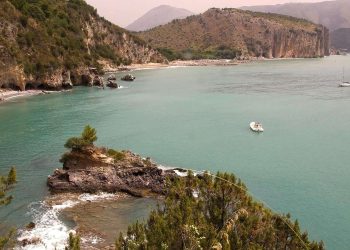 Felsige Küste im Cilento mit türkisfarbenem Meer und dichter Macchia in Kampanien