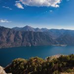 Lago d Idro in der Provinz Brescia Der Lago d'Idro zwischen bewaldeten Bergflanken in der Provinz Brescia