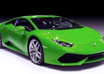 Grüner Lamborghini Huracán auf dunklem Grund in der Ausstellung des Museums in Sant'Agata Bolognese