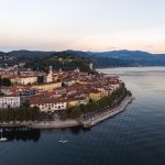 Luftbild von Laveno-Mombello am Ostufer des Lago Maggiore am Abend
