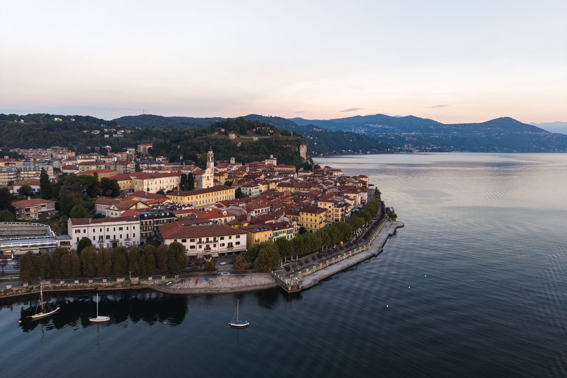 Luftbild von Laveno-Mombello am Ostufer des Lago Maggiore am Abend
