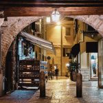 Blick durch einen Torbogen in eine Gasse der Altstadt von Lazise