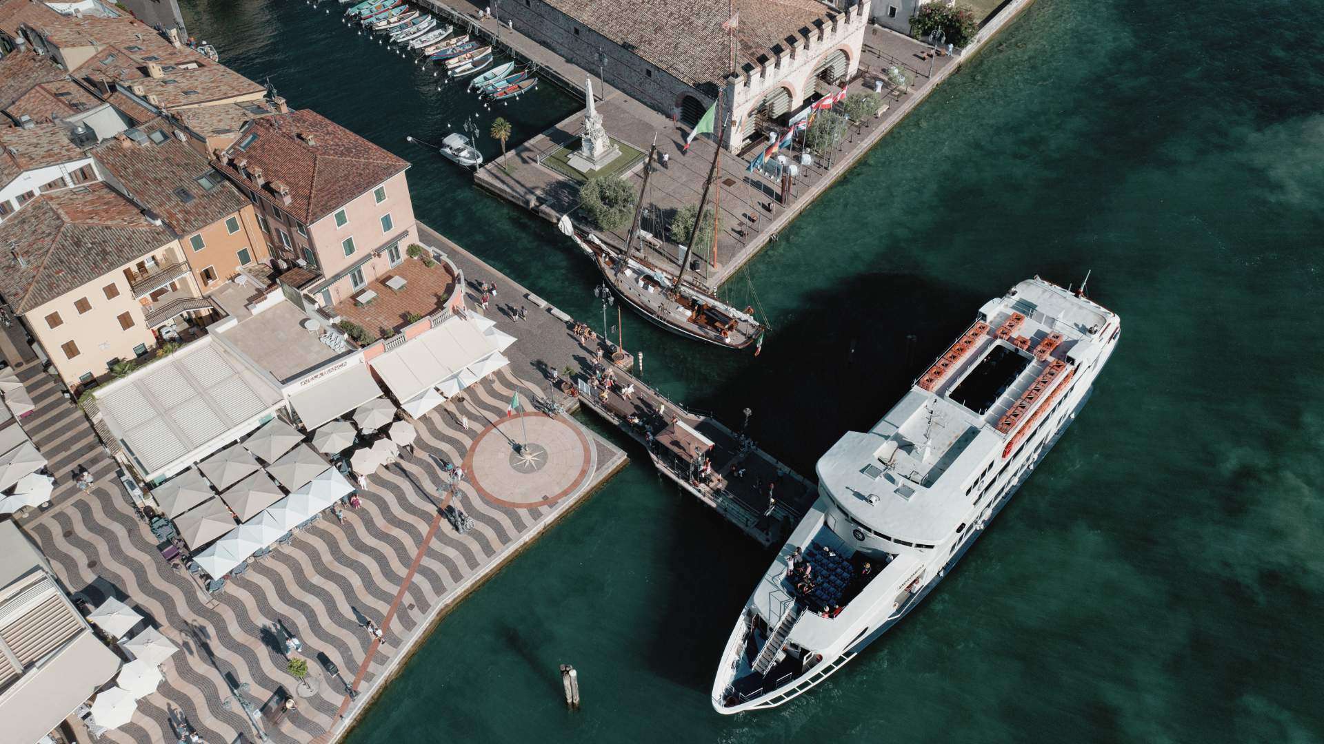 Anlegestelle in Lazise am Gardasee mit einem Schiff aus der Vogelperspektive