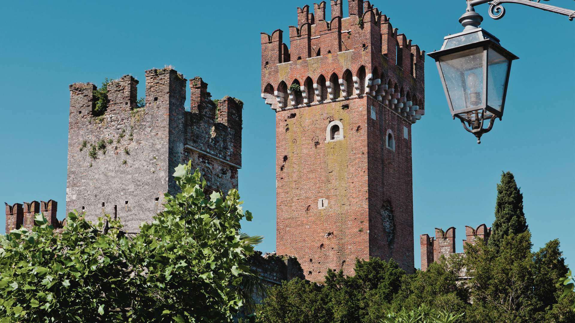 Zwei Türme des Castello Scaligero in Lazise mit Schwalbenschwanzzinnen