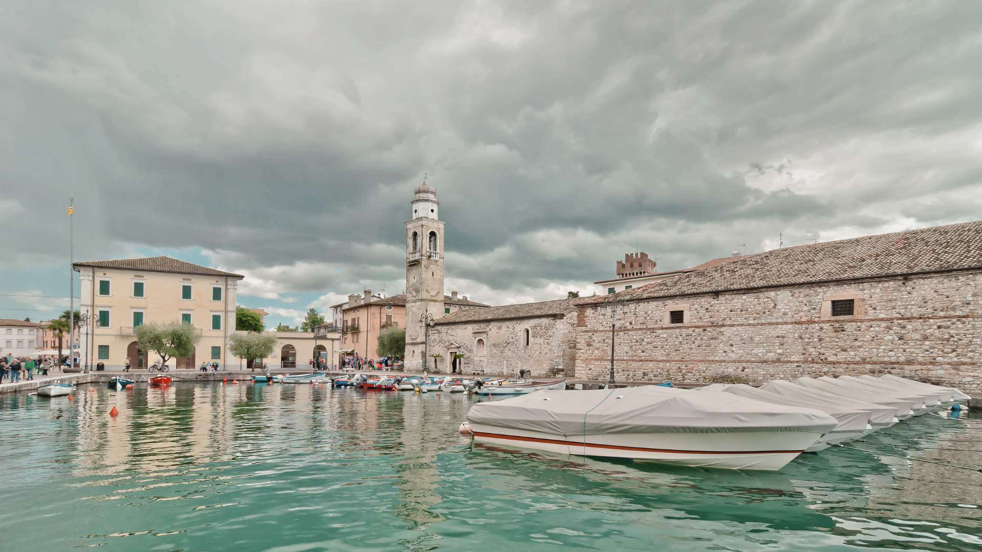 Der Glockenturm der Chiesa di San Nicolò in Lazise über dem Hafen