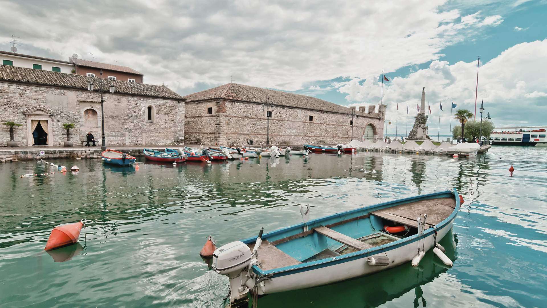 Die Dogana Veneta am Hafen von Lazise mit Booten davor