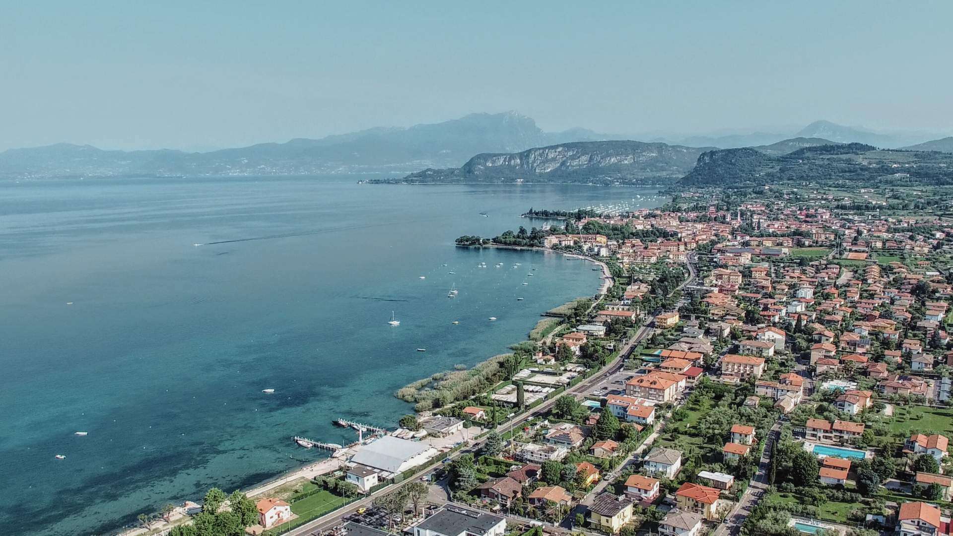 Luftbild der Uferlinie von Lazise am Gardasee mit Blick nach Süden