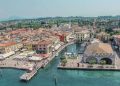 Luftbild des Hafens von Lazise am Gardasee mit dem Glockenturm von San Nicolò