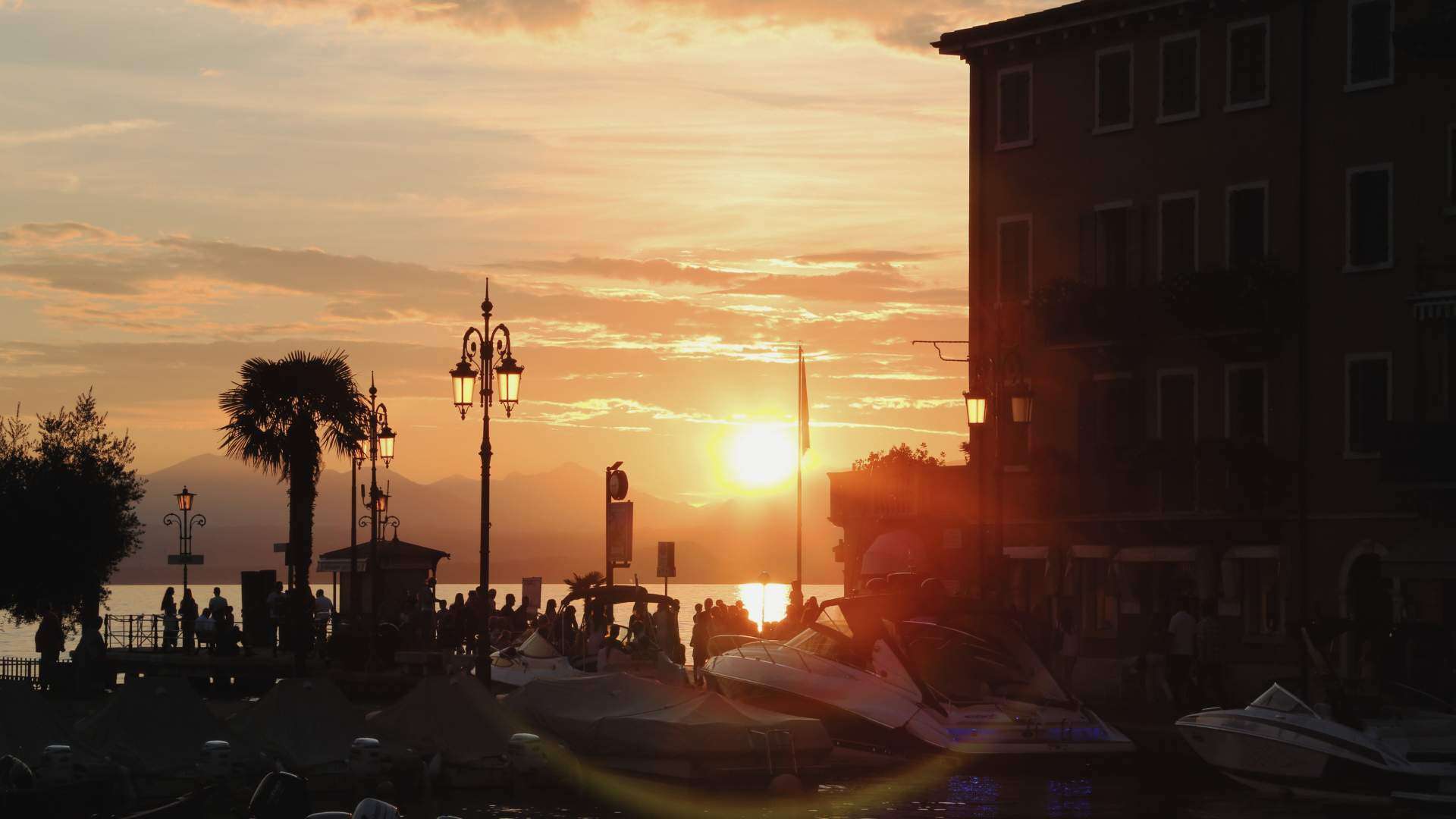 Sonnenuntergang über dem Gardasee hinter der Uferzeile von Lazise