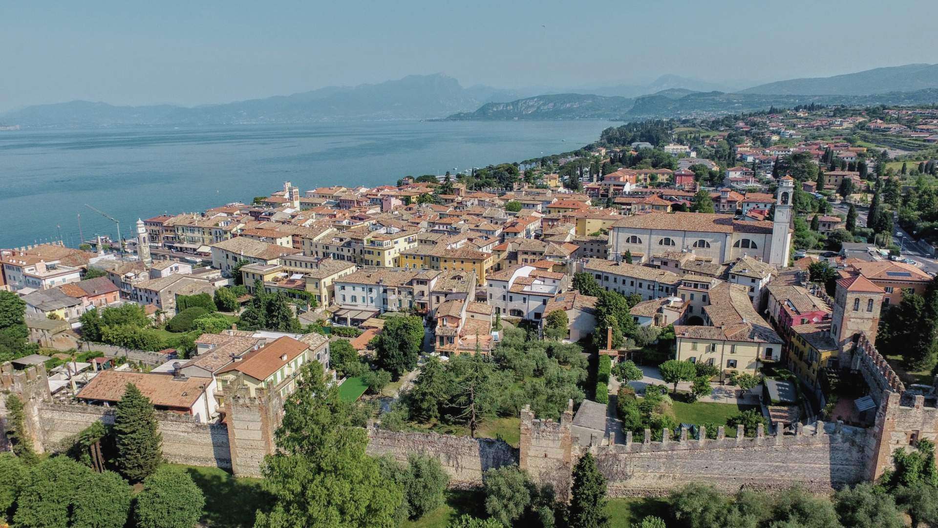 Luftbild der mittelalterlichen Stadtmauer von Lazise mit Ort und Gardasee