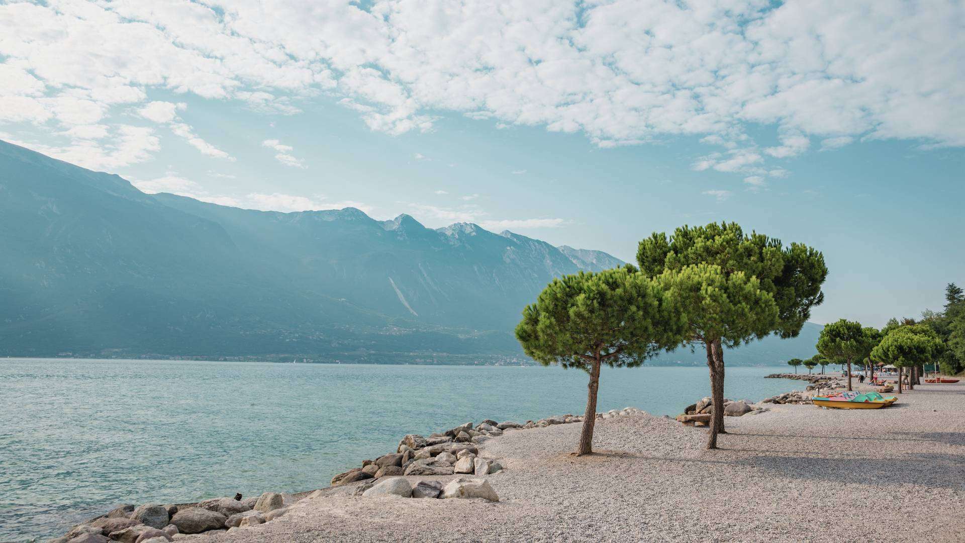 Limone sul Garda – Ufer am Westufer Schmaler Uferstreifen bei Limone sul Garda unter den steilen Felswänden des Westufers