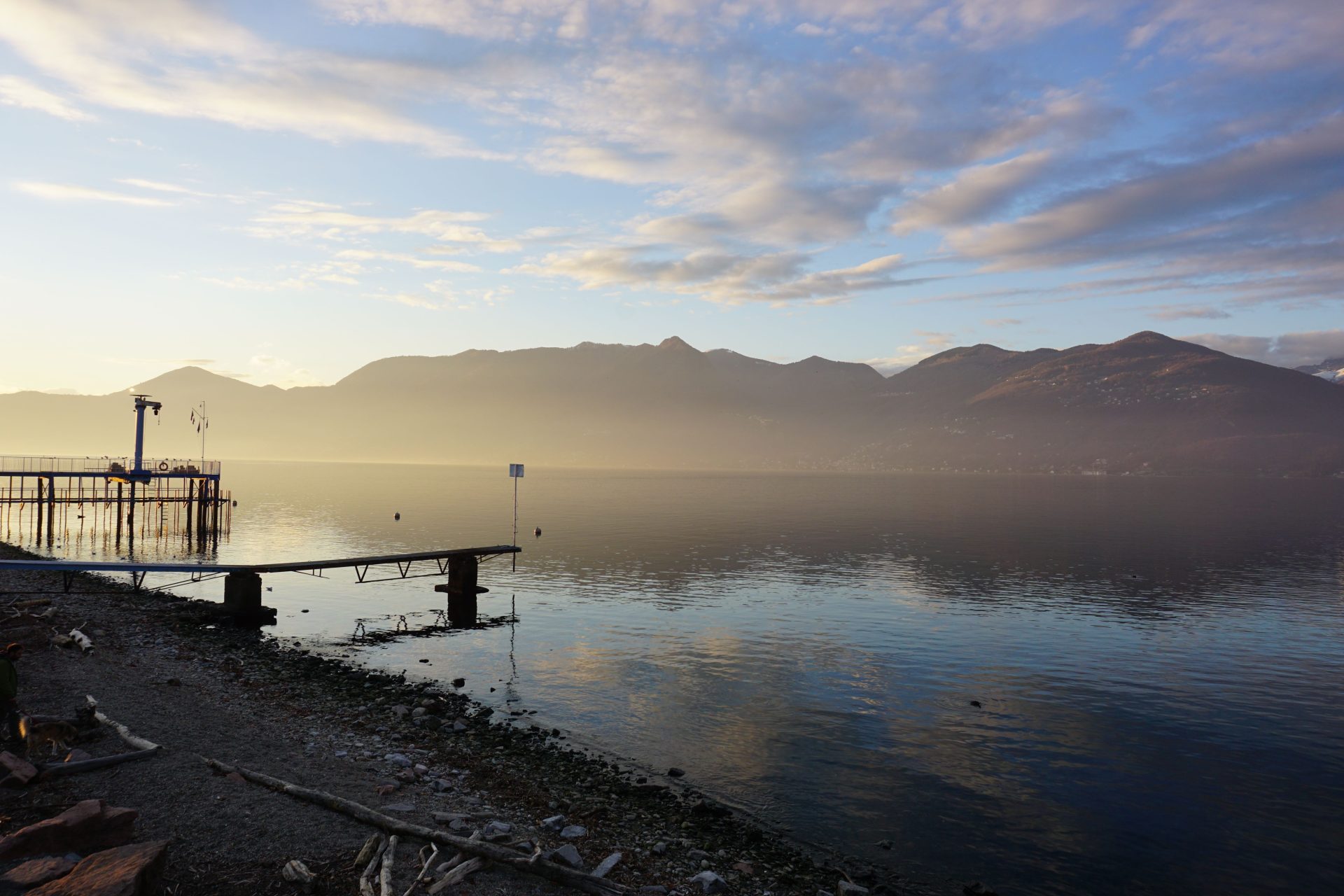 Der Lago Maggiore bei Luino in der Abenddämmerung mit den Bergen im Hintergrund