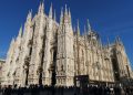 Gotische Marmorfassade des Mailänder Doms an der Piazza del Duomo