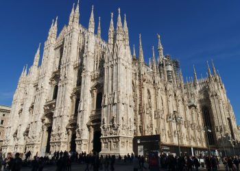 Gotische Marmorfassade des Mailänder Doms an der Piazza del Duomo