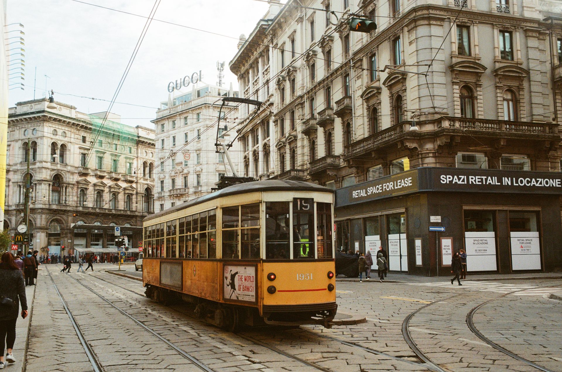 Historische gelbe Straßenbahn auf einer Straße in Mailand