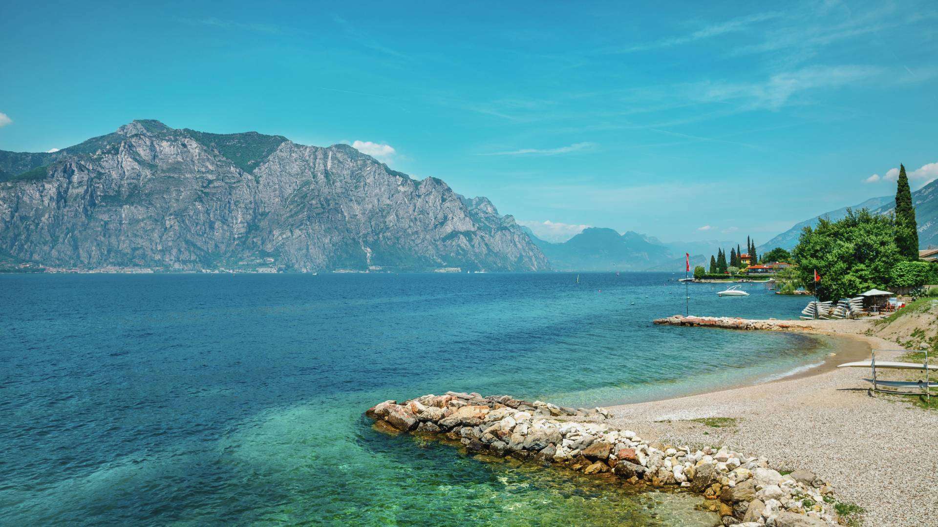 Malcesine – Strand am Ostufer Strand von Malcesine am Ostufer des Gardasees unterhalb der Berge des Monte Baldo