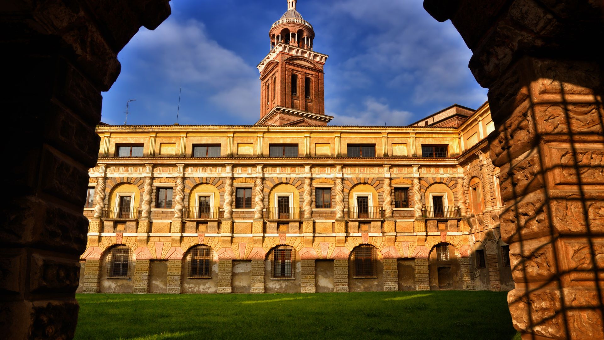 Backsteinfassade mit Loggien am Palazzo Ducale in der Altstadt von Mantua