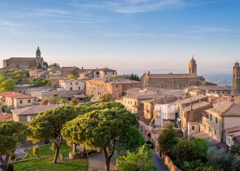 Blick über die Dächer und Türme der Altstadt von Montalcino in der Toskana