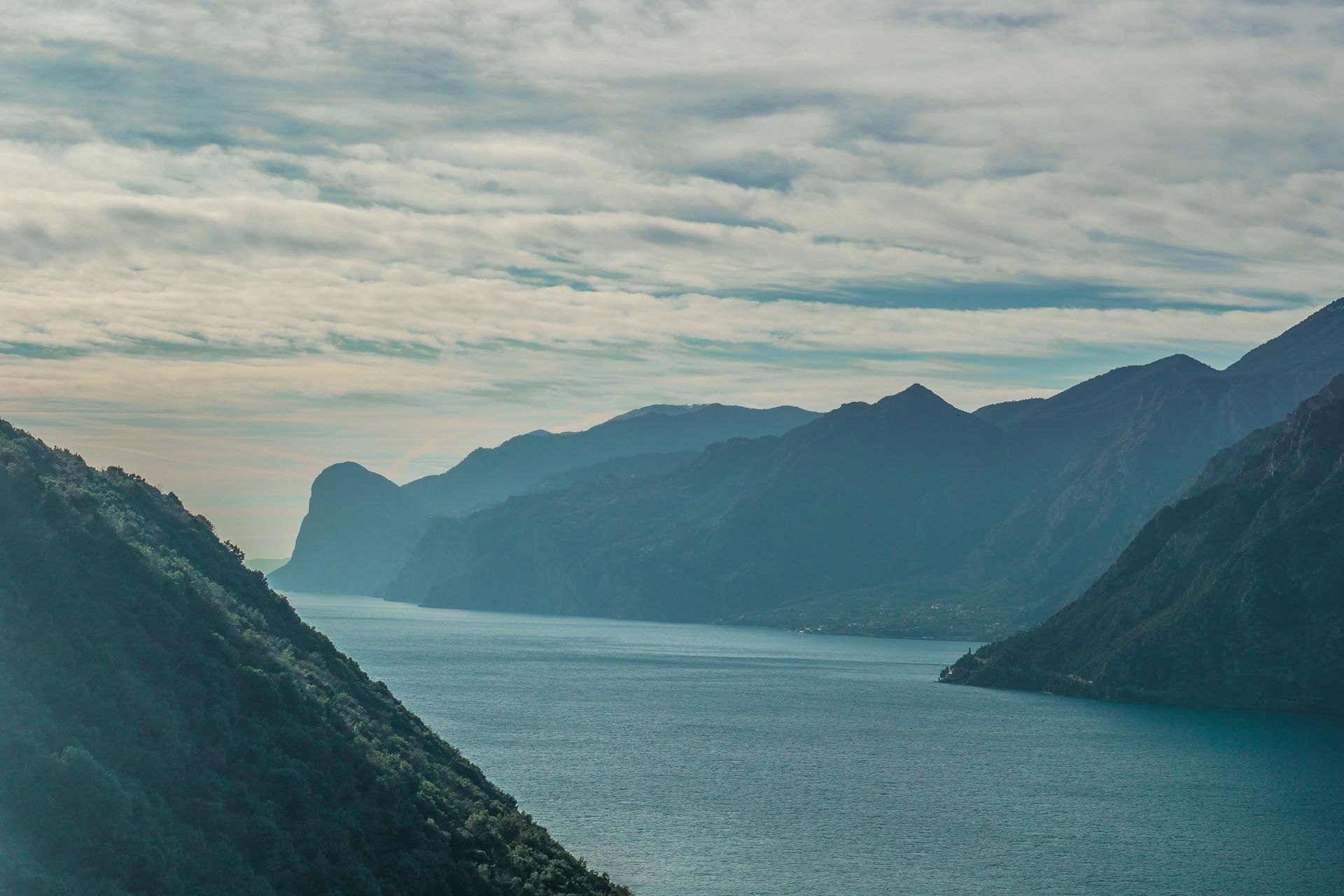 Steile Berge über dem nördlichen Gardasee bei Nago-Torbole im Trentino