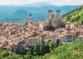 Blick über die Dächer von Pacentro mit den Türmen des Castello Caldora und den Bergen der Valle Peligna
