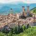 Blick über die Dächer von Pacentro mit den Türmen des Castello Caldora und den Bergen der Valle Peligna
